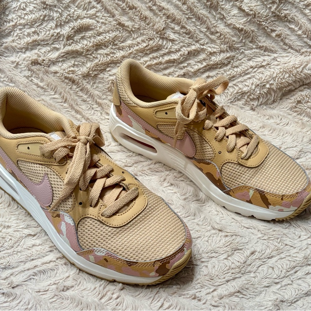 Nike Women's Sneakers in Beige and Pink Camo, Size 8.5